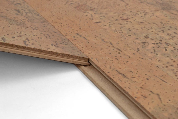 Kork-Fertigparkett mit Klick-System, Detailansicht der Verbindung von zwei Paneelen.