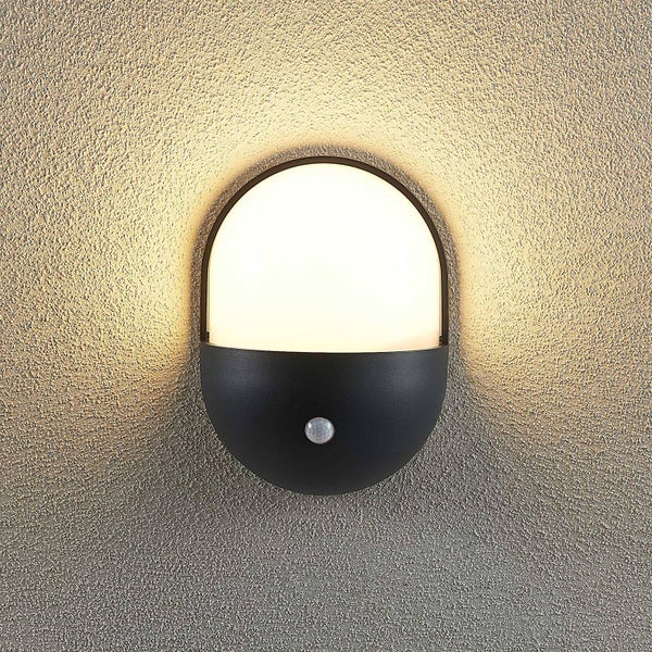 Lindby LED Wandleuchte außen Dianko mit Bewegungsmelder (spritzwassergeschützt (Modern) in Schwarz aus Aluminium (1 flammig, ) - Wandlampe für Außenwand/Hauswand Haus Terrasse und Balkon