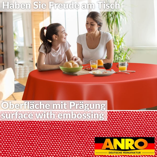 Runde rote Tischdecke mit Prägung auf einem gedeckten Tisch mit Mutter und Kind. Detailansicht der Oberfläche und ANRO Logo.