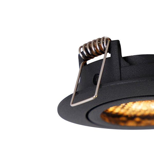 Detailansicht einer LED Einbauleuchte mit Montagefeder und schwarzem Gehäuse.