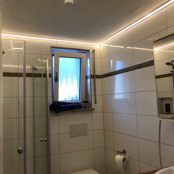 TIVENDIS Led Alu Profil 2 m E45 Komplett Set für Strip / Streifen bis 12 mm breit | Abdeckung satiniert milchig, Endkappen, Befestigungclips | L-Form Winkel Ecke Winkelprofil Eckprofil eloxiert