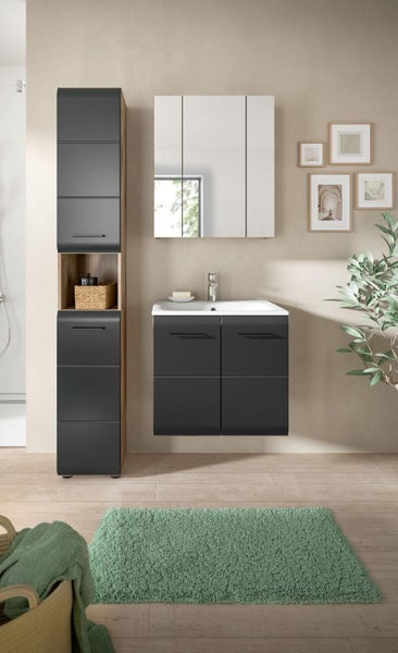 Modernes, organisiertes Badezimmer mit anthrazitfarbenen Möbeln, Keramikwaschbecken, Spiegelschrank und Hochschrank auf hellem Boden in Holzoptik.
