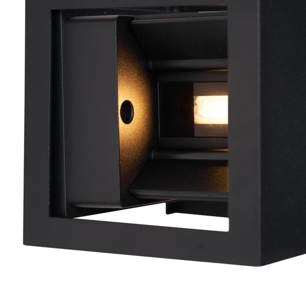 Detailansicht einer eckigen Wandleuchte