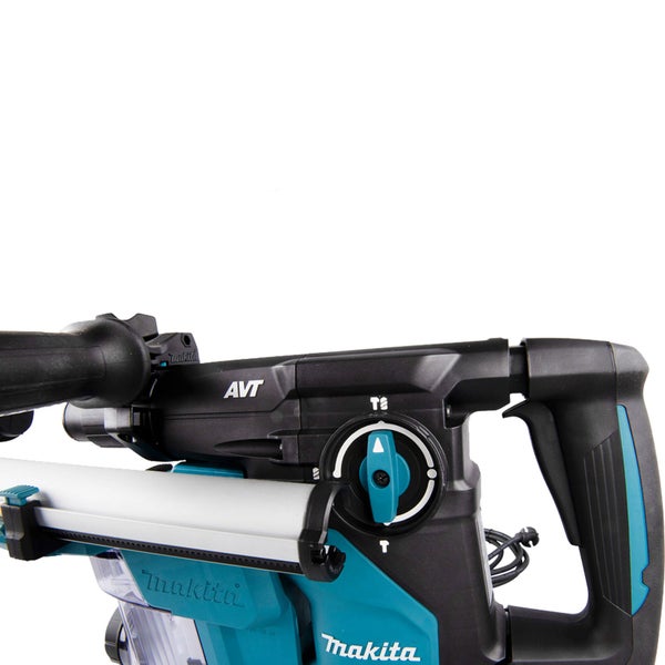 Makita Bohrhammer mit Staubabsaugung und Filter beim Bohren in eine Betonwand.