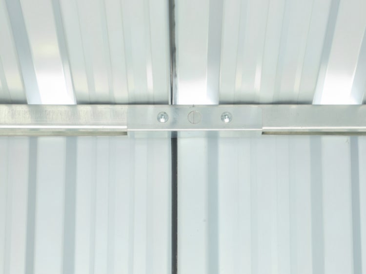 Detail einer Metallgerätehaus-Konstruktion mit horizontaler Metallschiene und Verschraubung an Trapezblech-Wänden.