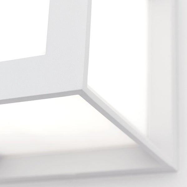Nahaufnahme einer modernen weißen Leuchte mit geometrischem Metallrahmen und beleuchteter Diffusorfläche.