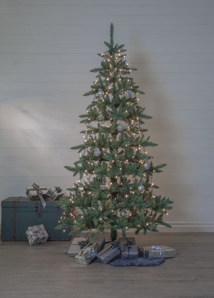 Geschmückter Weihnachtsbaum mit Lichtern und Geschenken