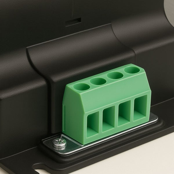 Detailaufnahme einer grünen Anschlussklemme auf einer Montageplatte