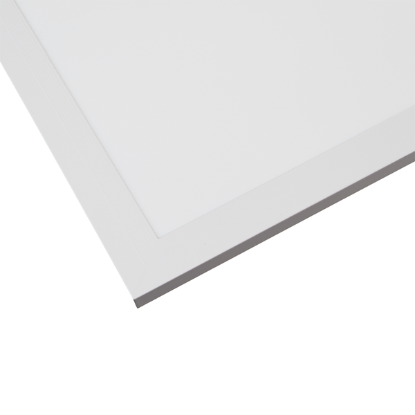 Ausschnitt einer weißen, rechteckigen Deckenplatte