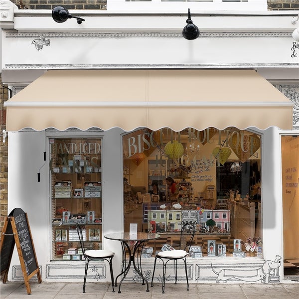Fassade eines Biskuitgeschäfts mit Markise und Tisch mit Stühlen