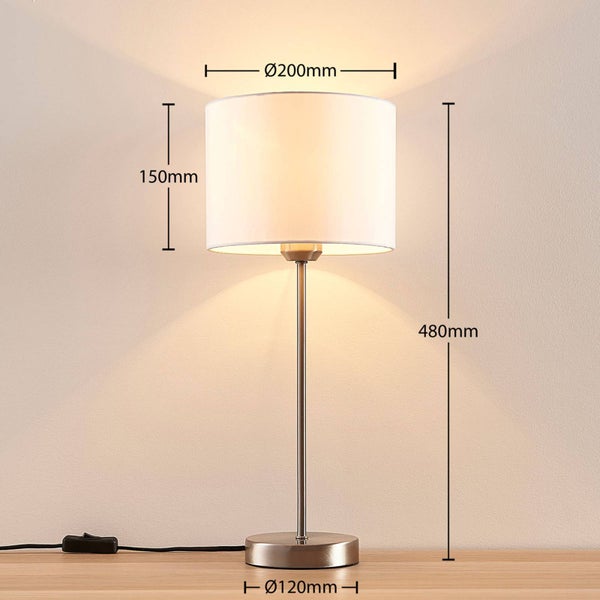 Tischlampe mit Stoffschirm, Höhe 480 Millimeter, Schirmdurchmesser 200 Millimeter, Schirmhöhe 150 Millimeter, Fußdurchmesser 120 Millimeter.