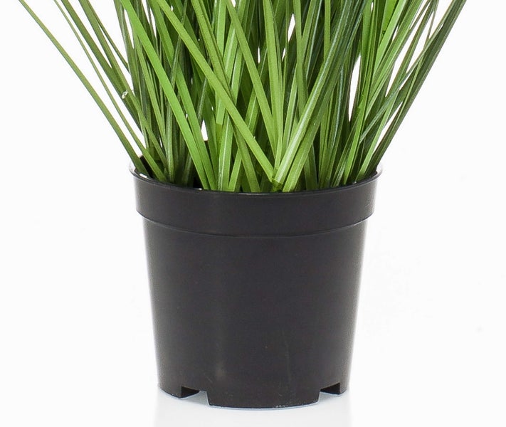 Künstliches Gras in einem schwarzen Kunststofftopf.