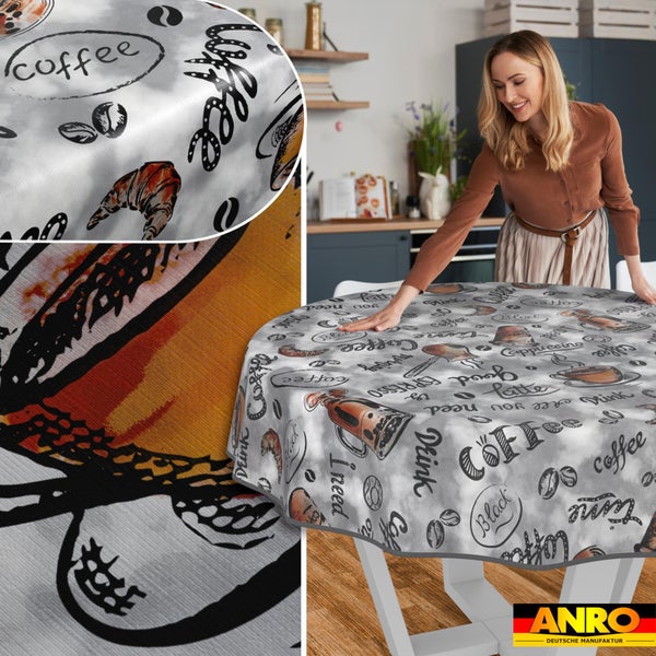 Abwaschbare runde Tischdecke mit Kaffeemotiven wie Bohnen und Tassen auf einem Tisch in einer hellen Küche. ANRO Logo.