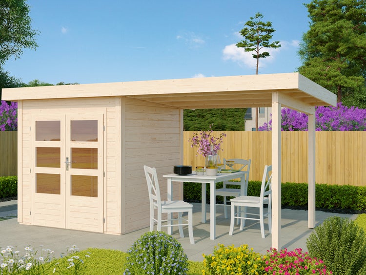 Gartenhaus aus Holz mit Pultdach, Doppeltür mit Lichtausschnitten und integriertem Schleppdach über einem Sitzplatz im Garten.