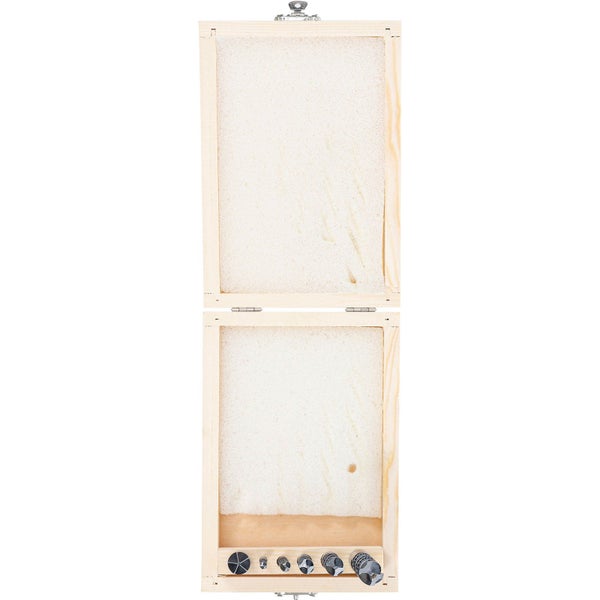 Holzkassette mit verschiedenen Bohrköpfen