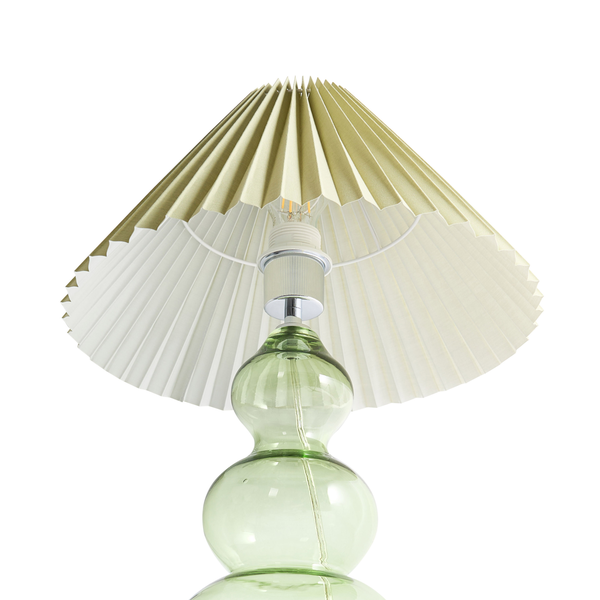 Tischleuchte mit plissiertem Schirm und grünem Glasfuß