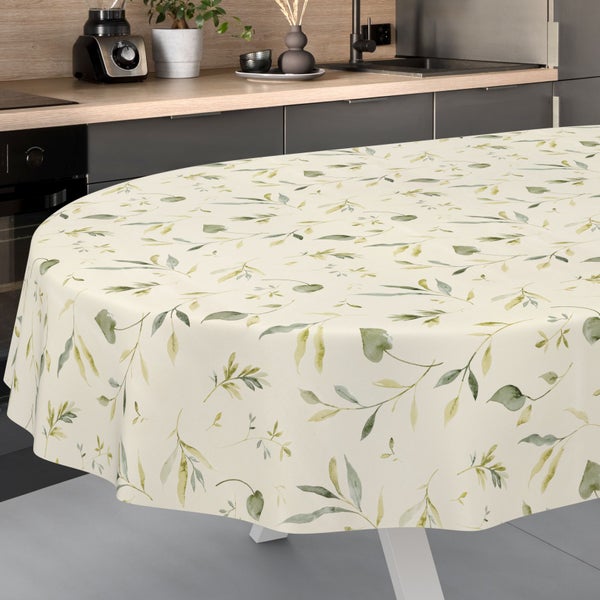 Runde Tischdecke mit grünem Blättermuster in einer modern eingerichteten, hellen Küche mit dunklen Unterschränken.
