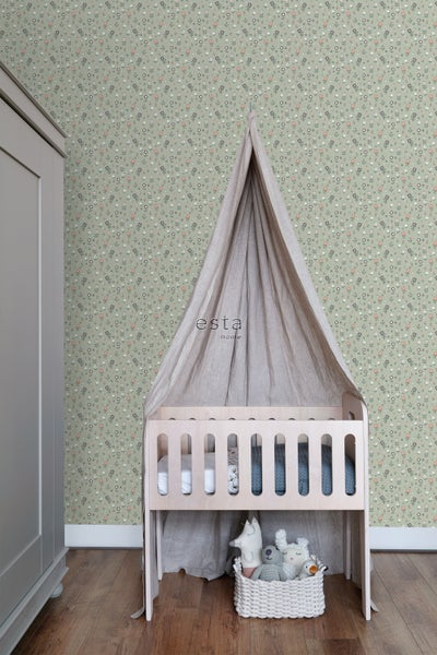 Kinderzimmer mit gemusterter Tapete, Babybett und Spielzeugkorb