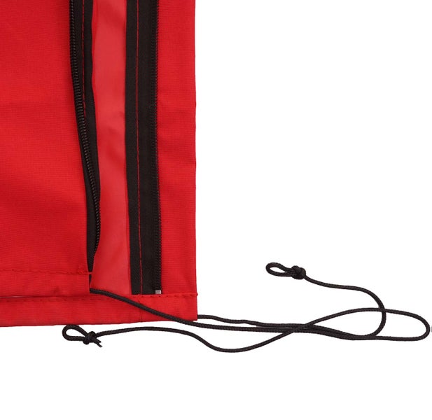 Detailansicht einer roten Abdeckung mit Reißverschlüssen und einer schwarzen Kordel