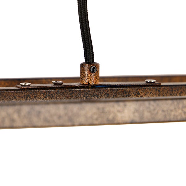 Detail einer Hängelampe mit Aufhängung und Kabel