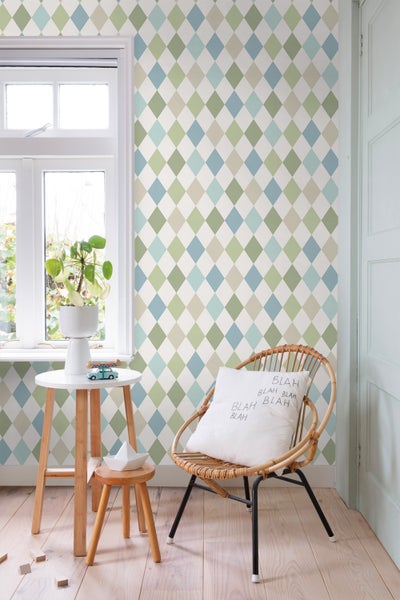 Zimmer mit Rautenmuster-Tapete, Sessel, Tisch und Fenster