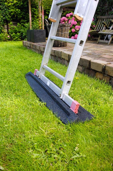 Antirutschmatte für Leitern auf einer Rasenfläche für einen stabilen Stand der Aluminiumleiter im Garten.