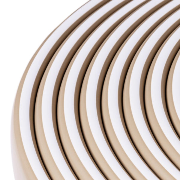 Aufgerolltes, flexibles Umleimerband oder Kantenprofil für Möbel.