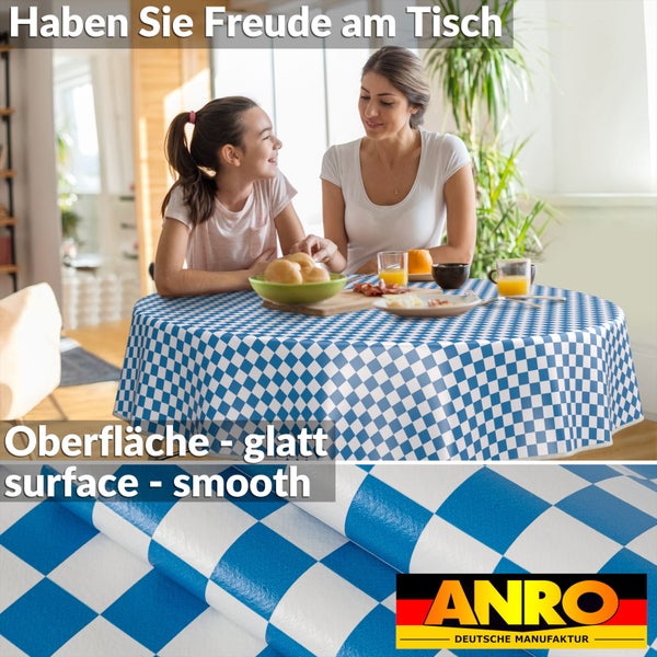 Familie am Tisch mit blau-weiß karierter Tischdecke und ANRO Deutsche Manufaktur Logo