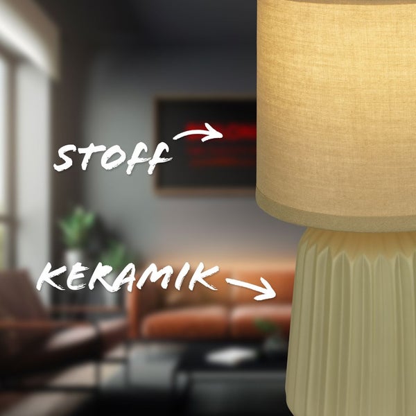 Tischleuchte mit Textilschirm und strukturiertem Keramikfuß in einem Wohnraum