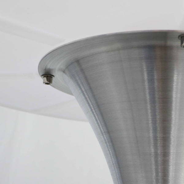 Konischer Möbelfuß aus gebürstetem Metall mit sichtbaren Befestigungsschrauben.