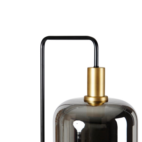 Detailansicht einer Tischleuchte mit einem Schirm aus Glas und einem Gestell aus Metall