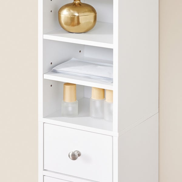 Detailansicht eines weißen Badezimmerschranks mit Regalen und Schubladen zur Aufbewahrung
