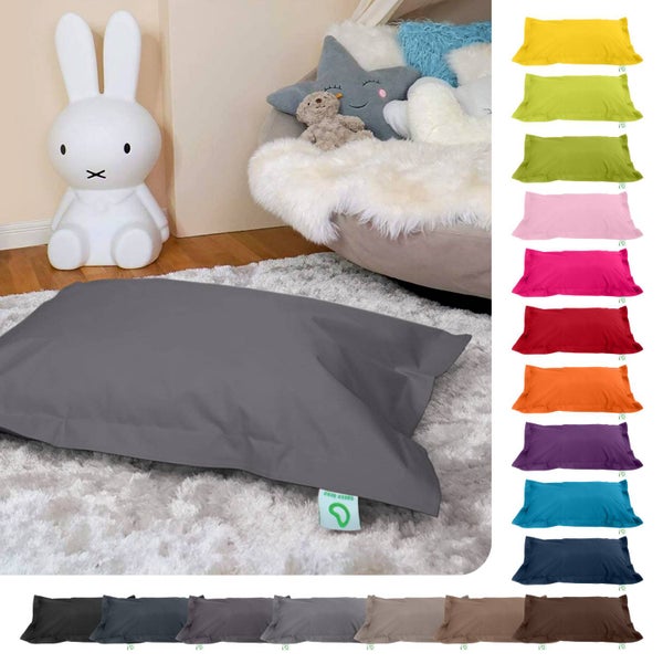 Wohnzimmer mit Sofa, Sessel, Tisch und gemusterter Tapete