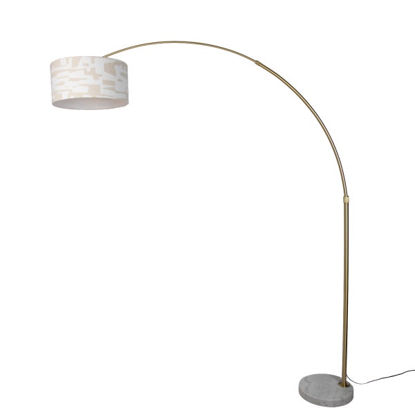 Bogenlampe mit gemustertem Lampenschirm und metallenem Standfuß auf einem schweren Steinbasis für das Wohnzimmer