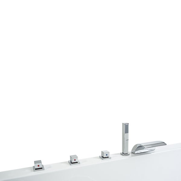 Auf der Badewanne montierte Armatur mit Handbrause