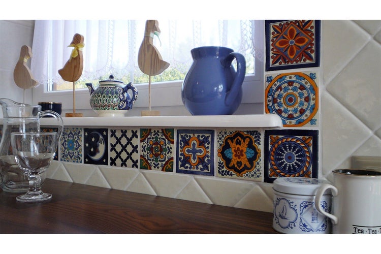 Dekorative Fliesenbordüre mit Ornamenten in einer Küche