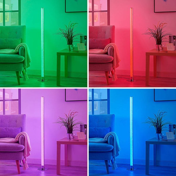 Moderne, zylindrische LED-Stehleuchte mit Farbwechsel im Wohnzimmer neben einem Sessel, dargestellt in vier verschiedenen Lichtfarben.
