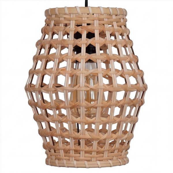 Pendelleuchte aus Rattangeflecht mit sichtbarem Leuchtmittel.