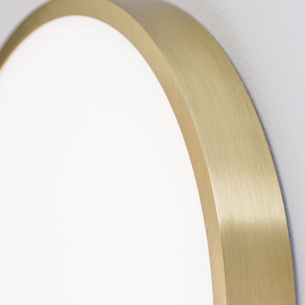 Detailansicht einer runden LED-Wandleuchte mit Metalleinfassung