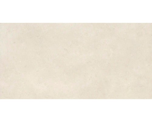 Feinsteinzeugfliese in Steinoptik, rechteckiges Format, matte Oberfläche.