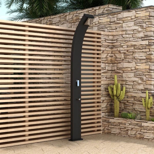 Moderne Außendusche mit geschwungenem Säulendesign vor einer Holzlamellenwand und Steinmauer in einem Garten