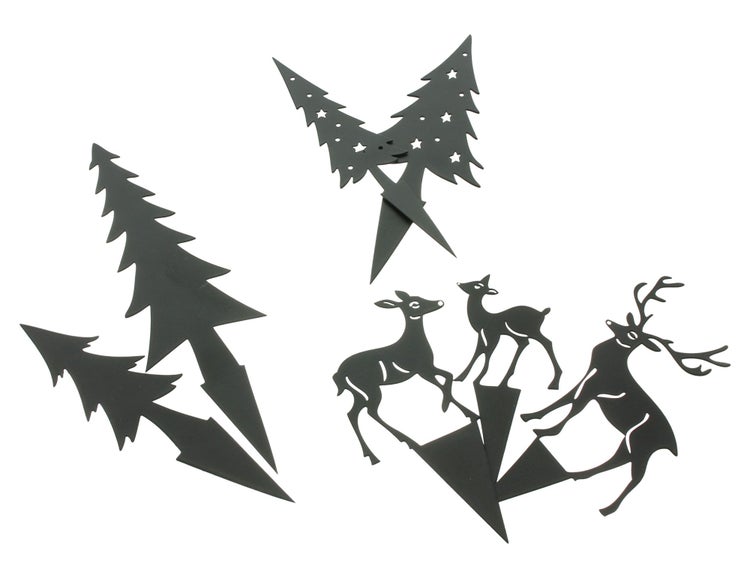 Gartendekoration mit Tannenbaum- und Hirschmotiven als Beetstecker