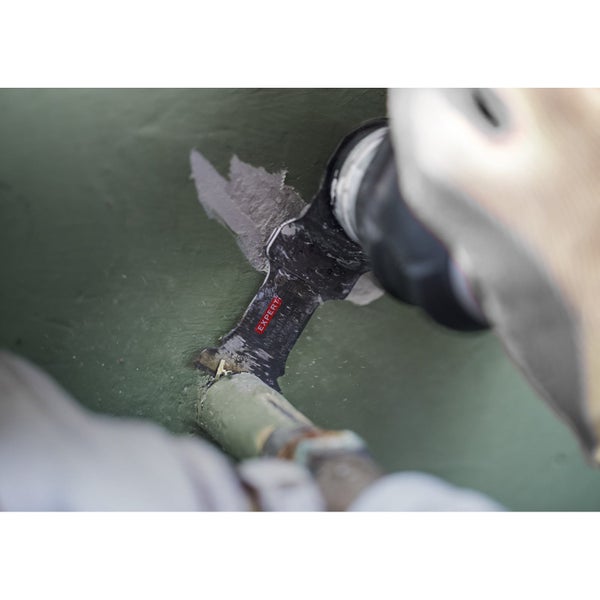 Oszillierendes Multitool beim Schneiden eines Rohrs