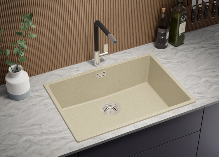 Spüle aus Granit mit Armatur auf einer Küchentheke