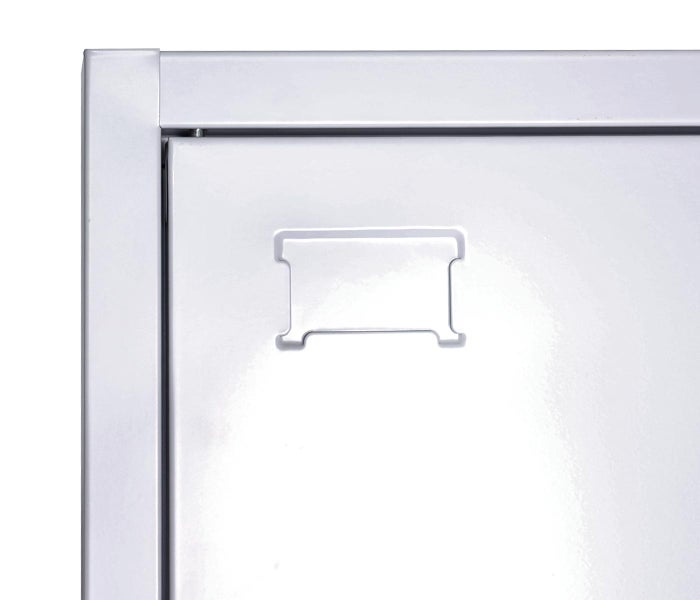 Detailansicht eines Metallschranks mit Griffmulde