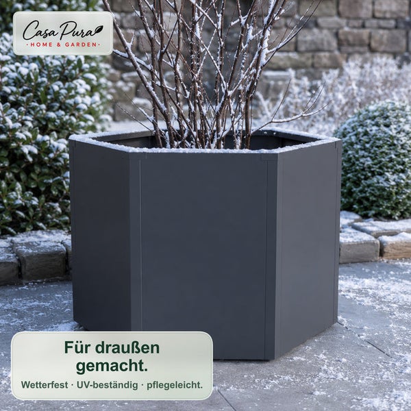 Sechseckiger Pflanzkübel für den Außenbereich in einem winterlichen Garten, wetterfest und UV-beständig. Casa Pura Logo.