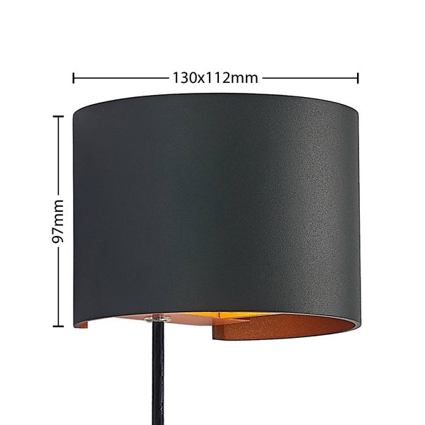 Wandleuchte mit schwarzem Schirm und den Abmessungen 130 mal 112 Millimeter Breite sowie 97 Millimeter Höhe.
