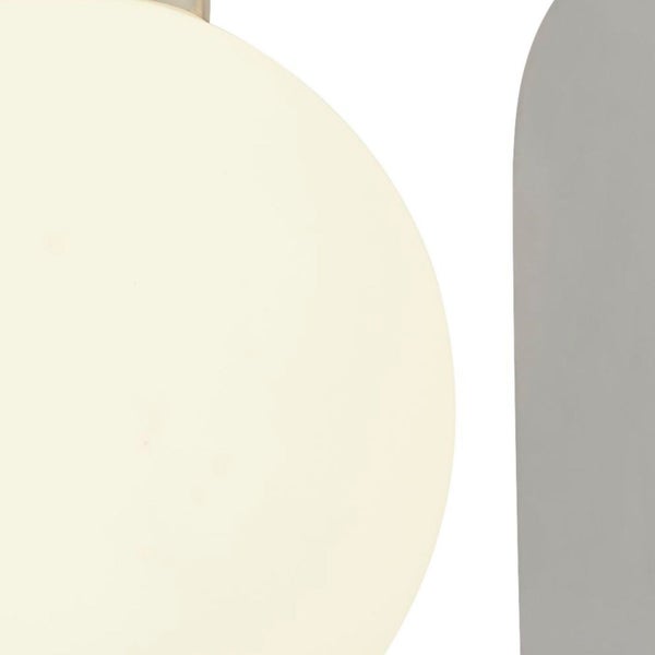 Detailansicht einer Lampe mit runder, opaler Glasabdeckung