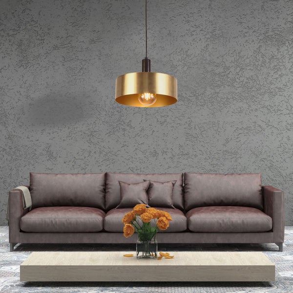 Wohnzimmer mit Sofa, Couchtisch und Hängelampe