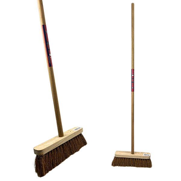 Zwei Kokosfaserbesen mit Holzstiel